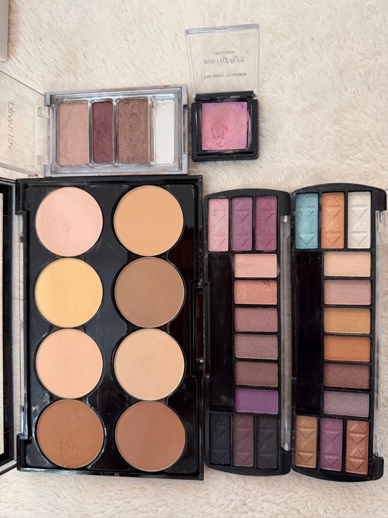 L.A. Colors Other - L.A. colors makeup and eyeshadow bundle 5 compacts/pallets EUC. tB